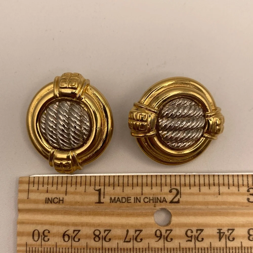 Vintage Givenchy earring clip on 1980‎